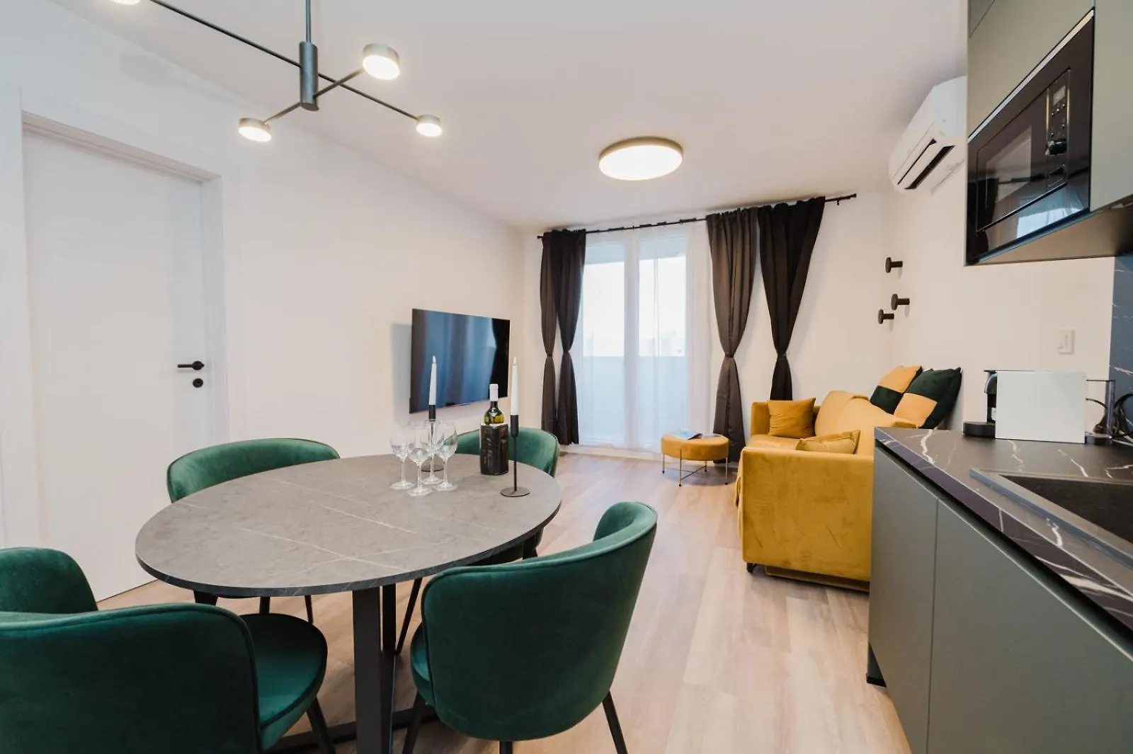 Koi Deluxe, Urban Two Bedroom Oasis Split