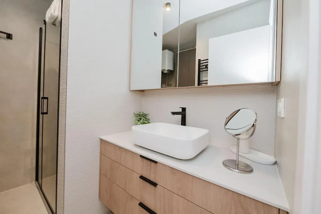Koi Deluxe, Urban Two Bedroom Oasis Split