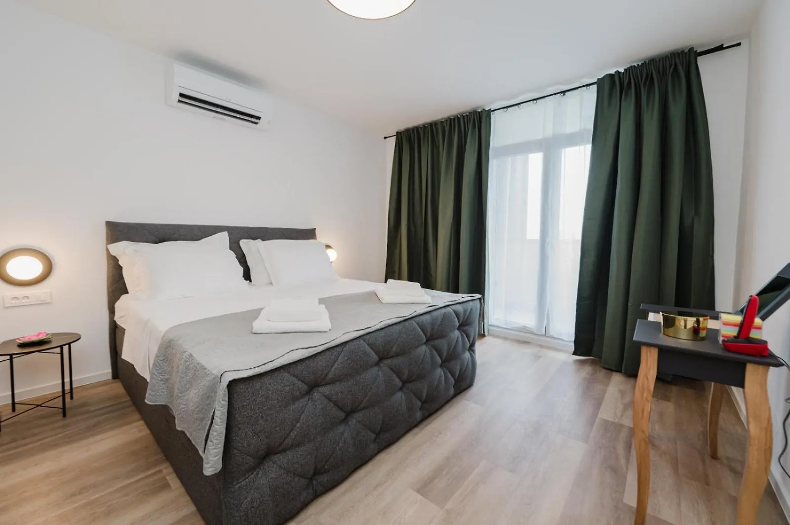 Koi Deluxe, Urban Two Bedroom Oasis Split Apartment