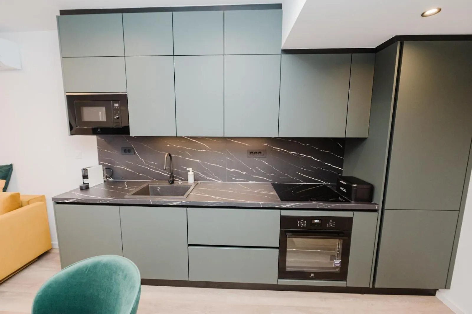 Apartment Koi Deluxe, Urban Two Bedroom Oasis Split