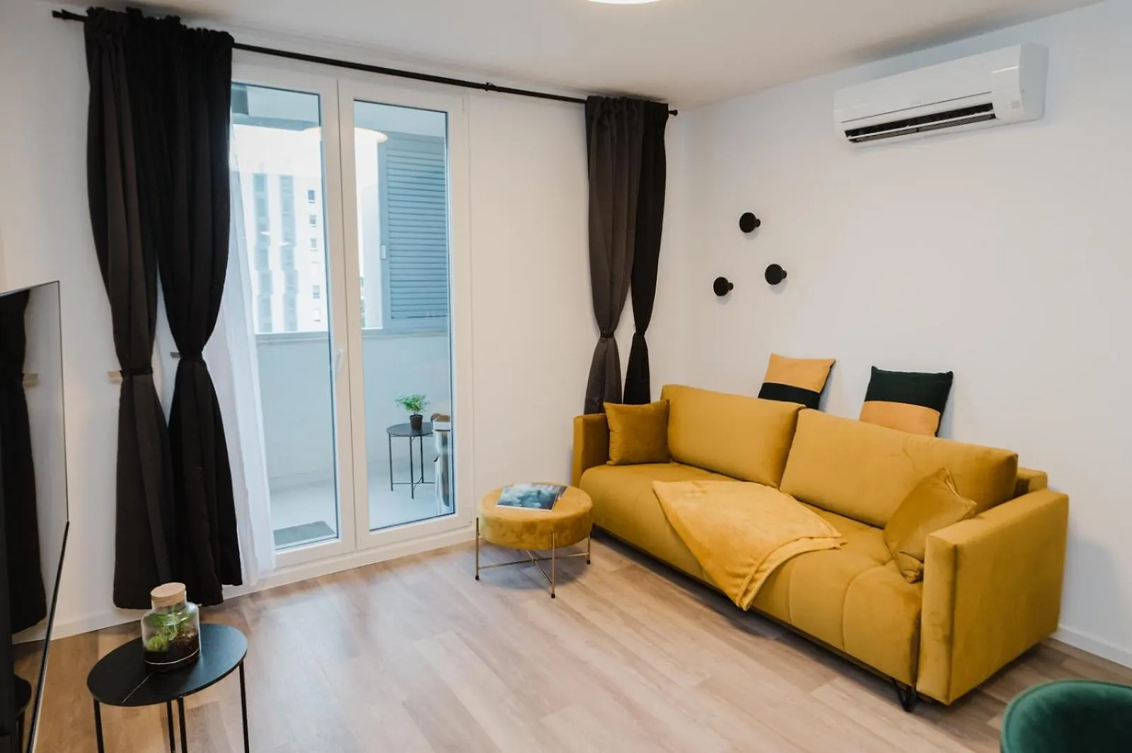 Koi Deluxe, Urban Two Bedroom Oasis Split Croatia
