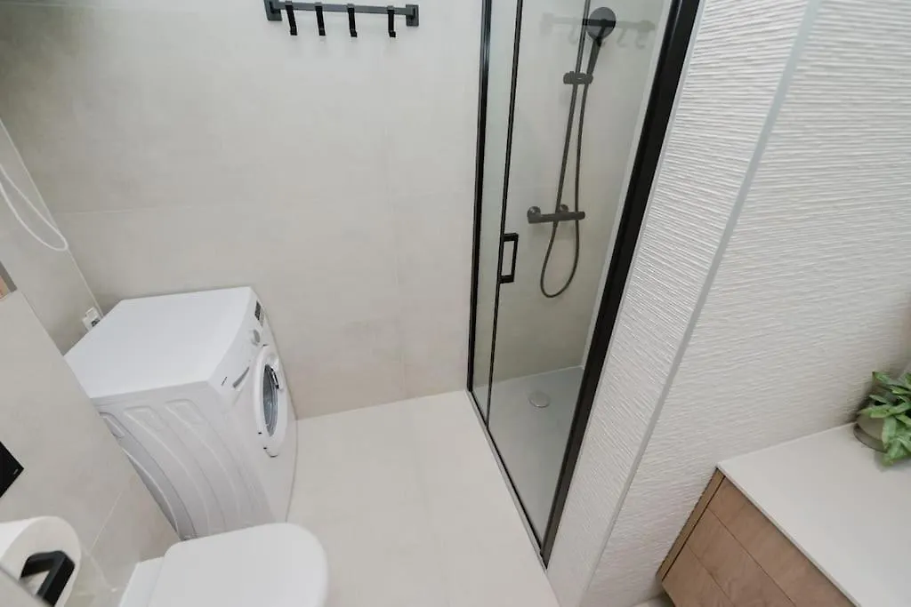 Koi Deluxe, Urban Two Bedroom Oasis Split Apartment
