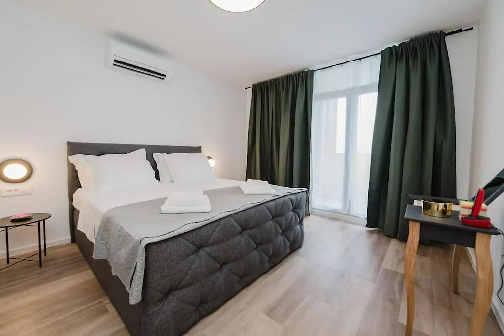 Koi Deluxe, Urban Two Bedroom Oasis Split 0*,