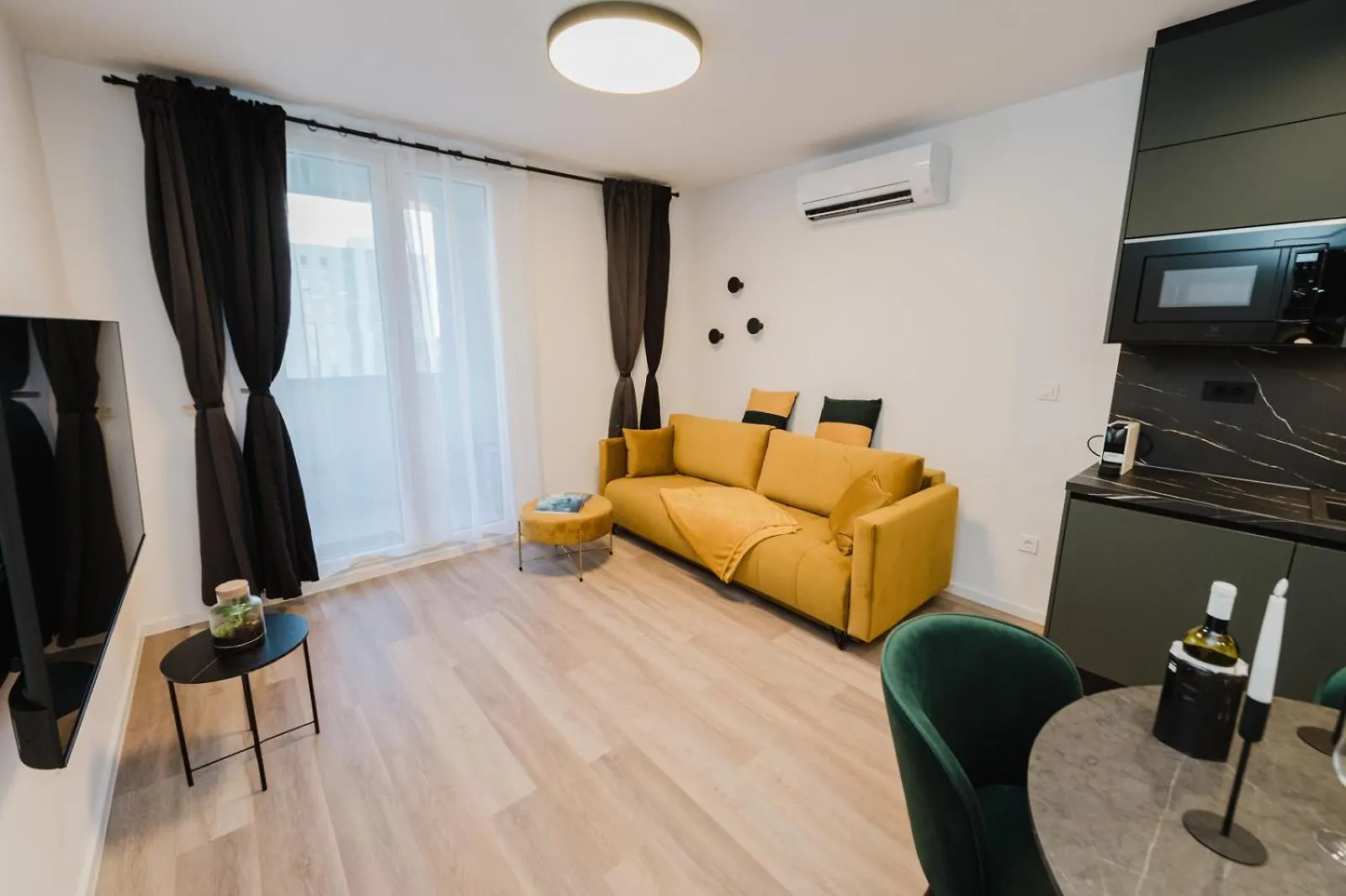 Koi Deluxe, Urban Two Bedroom Oasis Split 0*,  Croatia