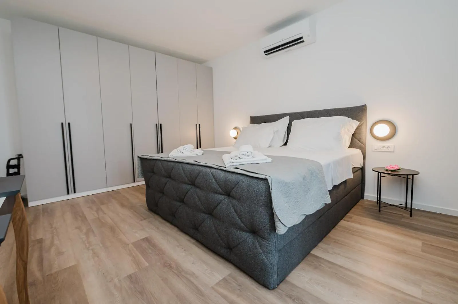 Koi Deluxe, Urban Two Bedroom Oasis Split Croatia
